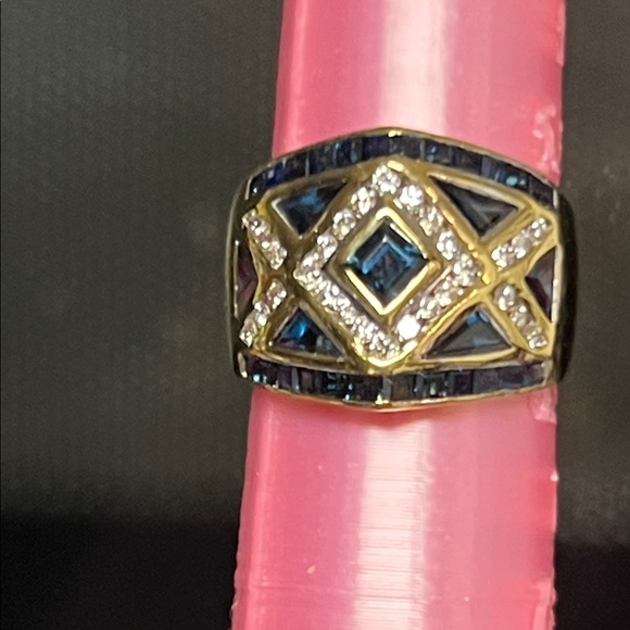 Jewelry - 18k Elegant Yellow Gold and Blue Sapphire and Diamond Ring